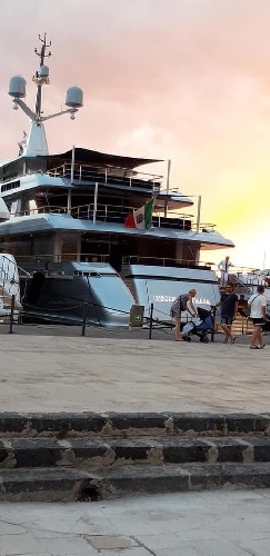 https://www.ragusanews.com/immagini_articoli/09-07-2022/1657353415-dolce-gabbana-le-scenografie-in-ortigia-e-lo-yacht-regina-d-italia-foto-4-500.jpg