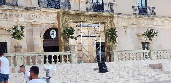 https://www.ragusanews.com/immagini_articoli/09-07-2022/1657355034-dolce-gabbana-le-scenografie-in-ortigia-e-lo-yacht-regina-d-italia-foto-5-280.jpg