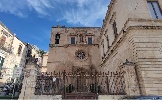 https://www.ragusanews.com/immagini_articoli/09-07-2024/a-modica-un-libro-sulla-chiesa-del-carmine-100.jpg