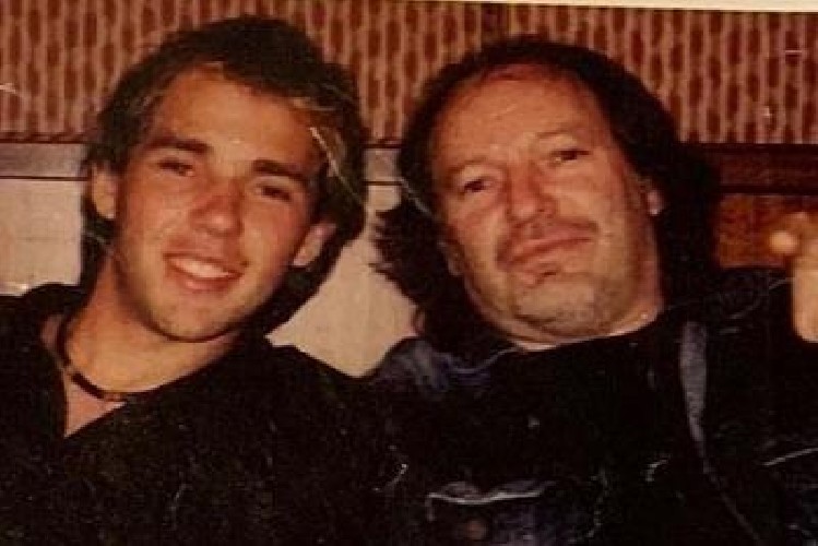 https://www.ragusanews.com/immagini_articoli/09-09-2020/sono-lorenzo-e-mio-papa-si-chiama-vasco-vasco-rossi-500.jpg