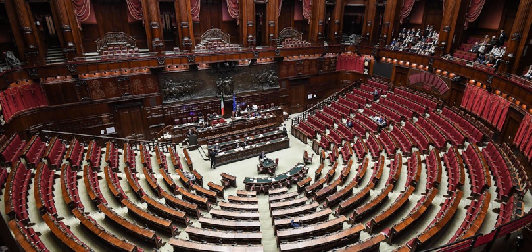 https://www.ragusanews.com/immagini_articoli/09-10-2019/sicilia-eleggera-32-deputati-e-16-senatori-500.jpg