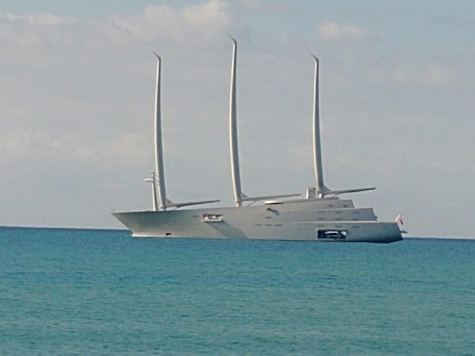 https://www.ragusanews.com/immagini_articoli/09-10-2020/lo-yacht-del-magnate-russo-e-tornato-a-sampieri-foto-500.jpg