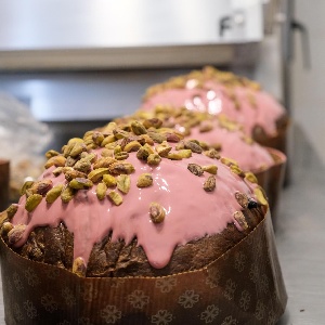 https://www.ragusanews.com/immagini_articoli/09-12-2023/1702127774-rubacuori-il-panettone-artigianale-di-scicli-si-veste-di-rosa-4-300.jpg