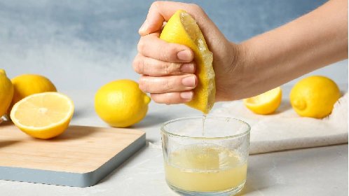 https://www.ragusanews.com/immagini_articoli/10-01-2021/i-5-motivi-per-cui-dovresti-bere-acqua-e-limone-ogni-giorno-280.jpg