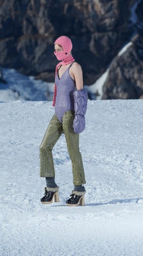 https://www.ragusanews.com/immagini_articoli/10-03-2021/1615371057-miu-miu-porta-la-moda-autunno-inverno-2021-sulle-dolomiti-1-500.jpg