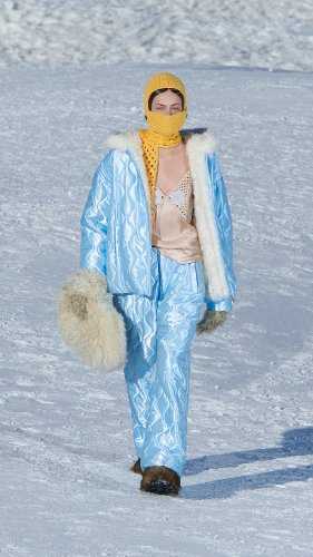 https://www.ragusanews.com/immagini_articoli/10-03-2021/miu-miu-porta-la-moda-autunno-inverno-2021-sulle-dolomiti-500.jpg