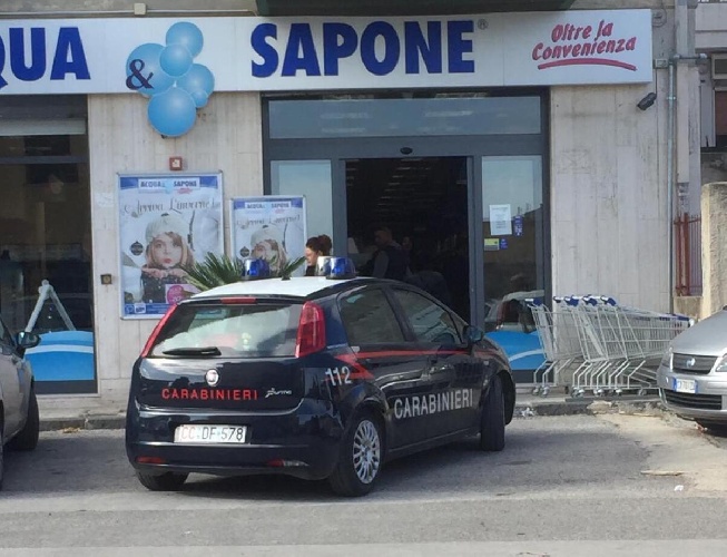 https://www.ragusanews.com/immagini_articoli/10-03-2022/rapina-acqua-e-sapone-commessa-terrorizzata-consegna-l-incasso-500.jpg