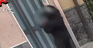 https://www.ragusanews.com/immagini_articoli/10-03-2025/finto-incidente-e-soldi-consegnati-da-un-anziana-filmata-la-truffa-dei-ragazzini-catanesi-100.jpg