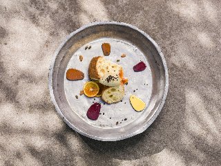 https://www.ragusanews.com/immagini_articoli/10-04-2019/1554894681-se-la-colomba-pasquale-incontra-il-gelato-1-240.jpg
