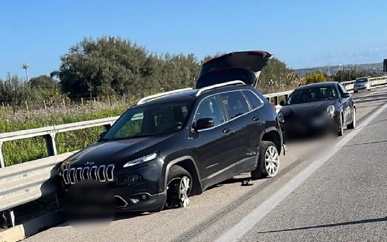 https://www.ragusanews.com/immagini_articoli/10-04-2022/scontro-fra-due-auto-sulla-siracusa-rosolini-una-ragazzina-in-ospedale-500.jpg