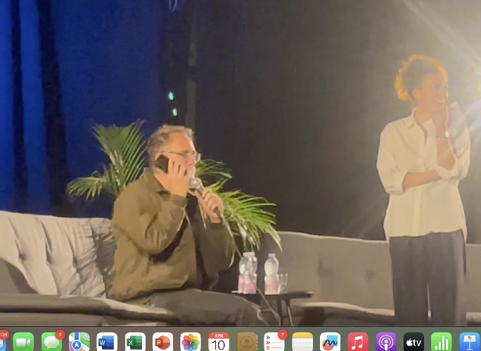 https://www.ragusanews.com/immagini_articoli/10-04-2025/scicli-valerio-mastandrea-telefona-in-diretta-a-paolo-genovese-video-500.jpg