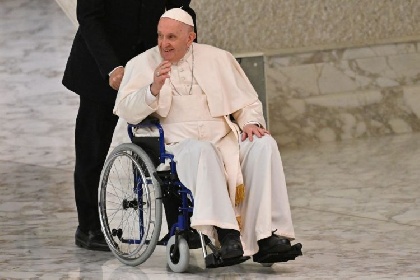 https://www.ragusanews.com/immagini_articoli/10-05-2022/1652134137-papa-francesco-sulla-sedia-a-rotelle-imminente-un-operazione-foto-1-280.jpg
