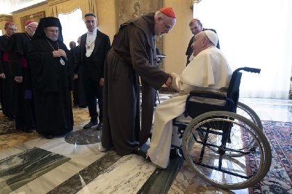 https://www.ragusanews.com/immagini_articoli/10-05-2022/1652134206-papa-francesco-sulla-sedia-a-rotelle-imminente-un-operazione-foto-2-280.jpg