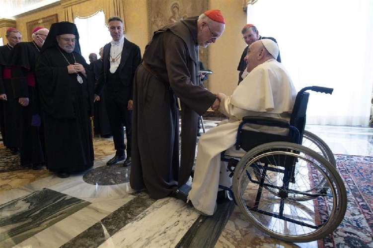 https://www.ragusanews.com/immagini_articoli/10-05-2022/1652134206-papa-francesco-sulla-sedia-a-rotelle-imminente-un-operazione-foto-2-500.jpg