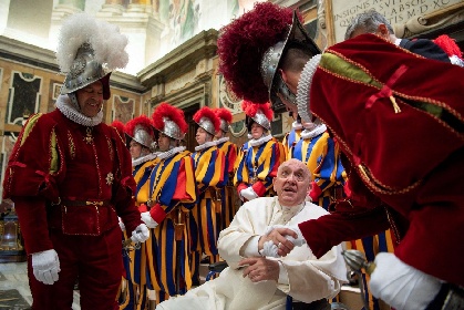 https://www.ragusanews.com/immagini_articoli/10-05-2022/1652134272-papa-francesco-sulla-sedia-a-rotelle-imminente-un-operazione-foto-3-280.jpg