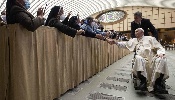 https://www.ragusanews.com/immagini_articoli/10-05-2022/papa-francesco-sulla-sedia-a-rotelle-imminente-un-operazione-foto-100.jpg