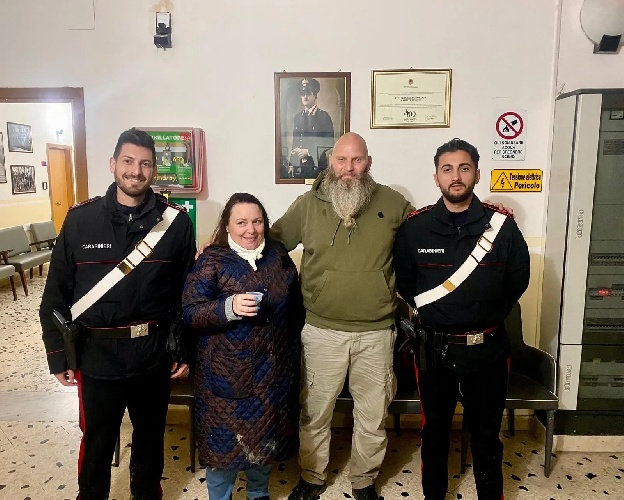 https://www.ragusanews.com/immagini_articoli/10-05-2024/1715327677-si-affidano-all-app-e-restano-impantanati-nel-fango-salvati-da-carabinieri-1-500.jpg