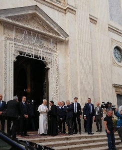 https://www.ragusanews.com/immagini_articoli/10-05-2025/per-la-sua-prima-uscita-papa-leone-xiv-va-a-genazzano-300.jpg