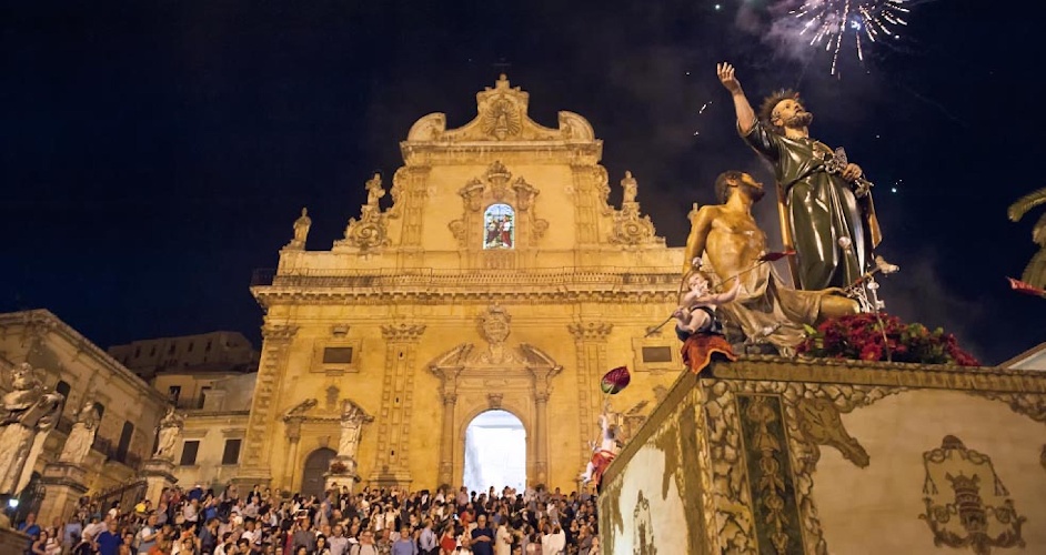 https://www.ragusanews.com/immagini_articoli/10-06-2023/la-festa-di-san-pietro-2023-a-modica-500.jpg