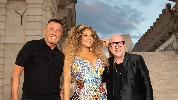 https://www.ragusanews.com/immagini_articoli/10-07-2022/dolce-gabbana-a-siracusa-l-abbraccio-a-mariah-carey-100.jpg