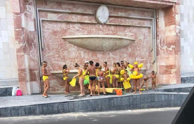 https://www.ragusanews.com/immagini_articoli/10-08-2018/catania-bagno-fontana-tondo-gioeni-flash-giallo-500.jpg