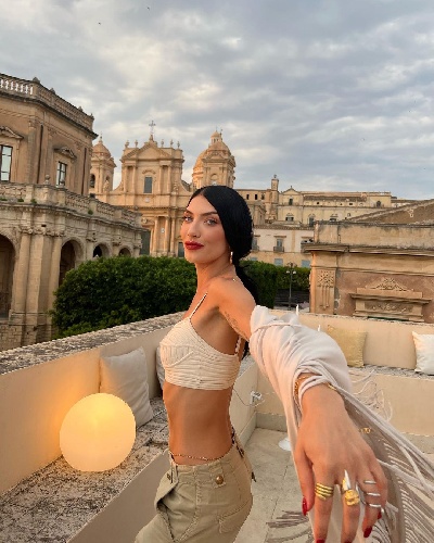 https://www.ragusanews.com/immagini_articoli/10-08-2022/1660113429-l-ex-tronista-giovanna-abate-a-marzamemi-foto-video-7-500.jpg