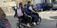https://www.ragusanews.com/immagini_articoli/10-08-2022/ragusa-scooteristi-senza-casco-fuggono-da-polizia-e-urtano-volante-100.jpg