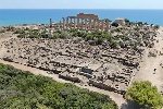 https://www.ragusanews.com/immagini_articoli/10-08-2024/archeologia-nel-parco-di-selinunte-scoperto-un-piccolo-tempio-100.jpg