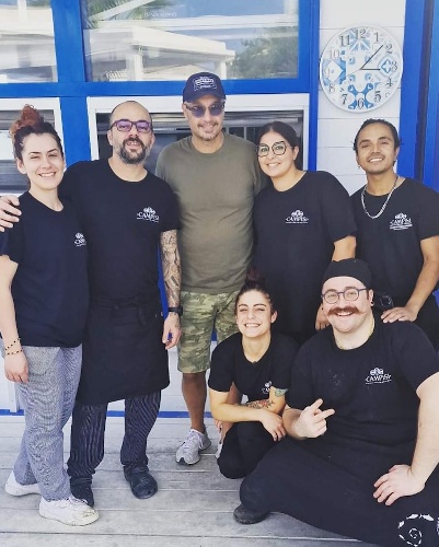 https://www.ragusanews.com/immagini_articoli/10-09-2023/joe-bastianich-in-vacanza-a-marzamemi-500.jpg