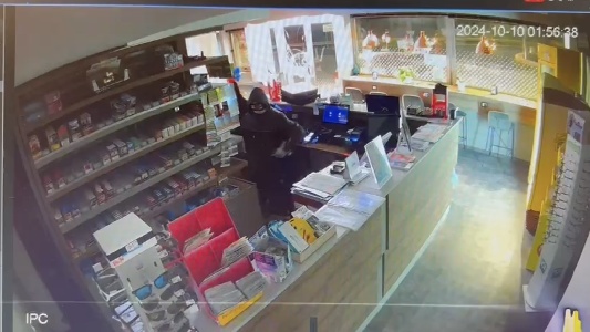 https://www.ragusanews.com/immagini_articoli/10-10-2024/furto-con-scasso-al-bar-tabacchi-di-pozzo-cassero-a-modica-2-video-300.jpg