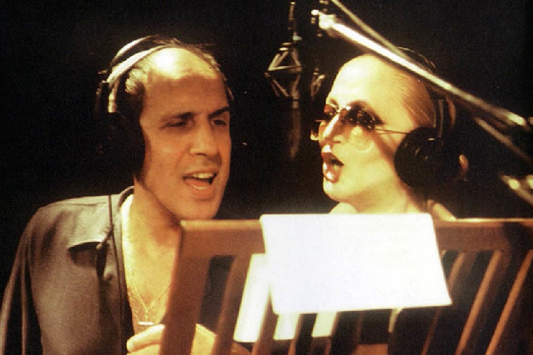 https://www.ragusanews.com/immagini_articoli/10-11-2017/mina-celentano-video-canzone-testo-500.jpg
