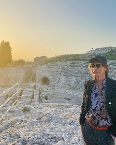 https://www.ragusanews.com/immagini_articoli/10-11-2022/mick-jagger-relax-in-italia-dopo-un-po-di-tempo-per-scrivere-canzoni-300.jpg
