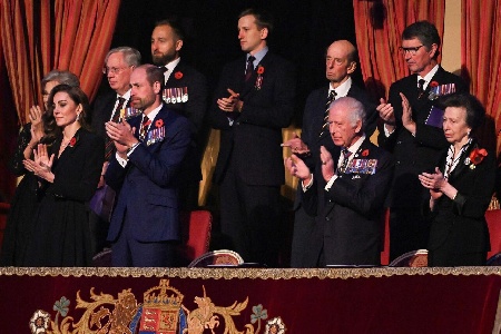 https://www.ragusanews.com/immagini_articoli/10-11-2024/1731243511-kate-middleton-uscita-pubblica-dopo-la-chemio-1-300.jpg