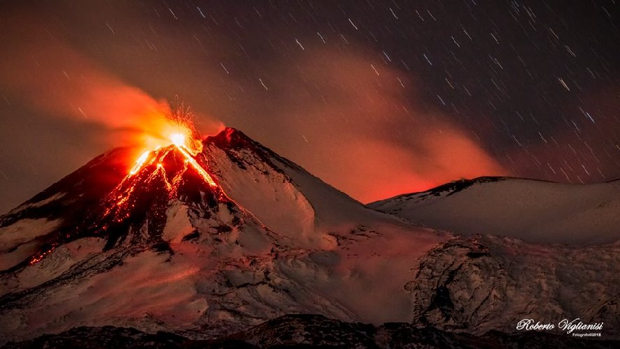 https://www.ragusanews.com/immagini_articoli/10-12-2018/mamma-etna-eruzione-500.jpg