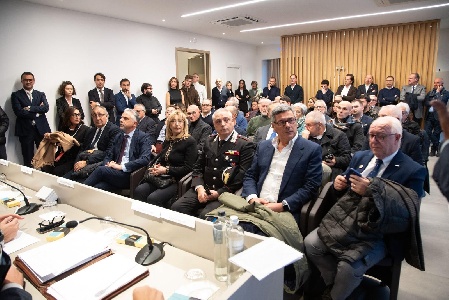 https://www.ragusanews.com/immagini_articoli/10-12-2023/1702207344-sicurezza-alimentare-modica-sen-centinaio-fare-spesa-e-atto-politico-1-300.jpg