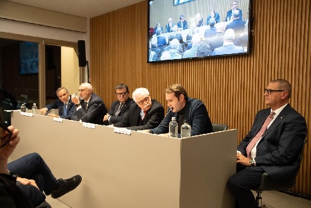 https://www.ragusanews.com/immagini_articoli/10-12-2023/1702207564-sicurezza-alimentare-modica-sen-centinaio-fare-spesa-e-atto-politico-3-300.jpg
