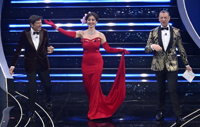 https://www.ragusanews.com/immagini_articoli/11-02-2023/gli-ascolti-tv-premiano-la-quarta-serata-del-festival-di-sanremo-2023-500.jpg
