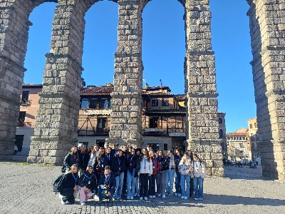 https://www.ragusanews.com/immagini_articoli/11-02-2025/1739258962-l-istituto-g-curcio-di-ispica-fa-un-gemellaggio-con-madrid-1-300.jpg