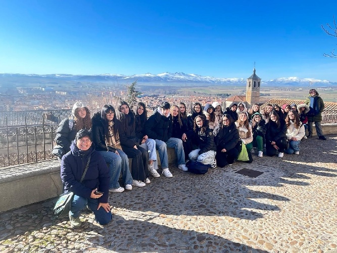 https://www.ragusanews.com/immagini_articoli/11-02-2025/1739258965-l-istituto-g-curcio-di-ispica-fa-un-gemellaggio-con-madrid-3-500.jpg