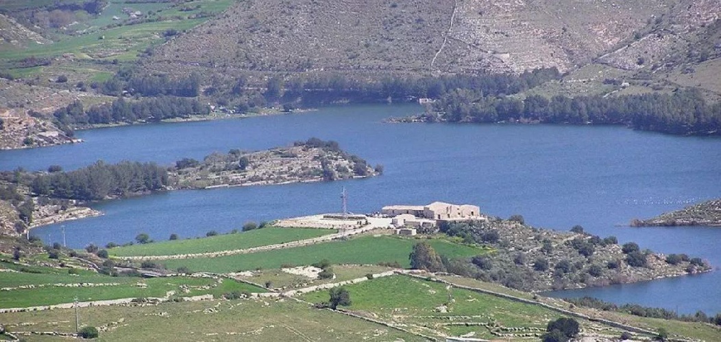 https://www.ragusanews.com/immagini_articoli/11-03-2022/l-acqua-il-ragusano-ne-e-zuppo-ma-non-si-vede-500.jpg