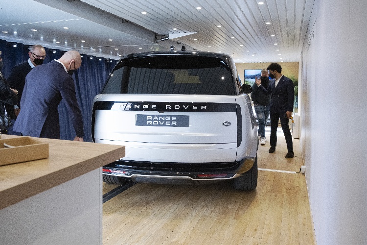 https://www.ragusanews.com/immagini_articoli/11-03-2022/preview-sergio-tumino-per-la-range-rover-2022-foto-500.jpg