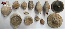 https://www.ragusanews.com/immagini_articoli/11-04-2024/un-fucile-nel-pollaio-e-i-reperti-archeologici-esposti-in-casa-100.jpg