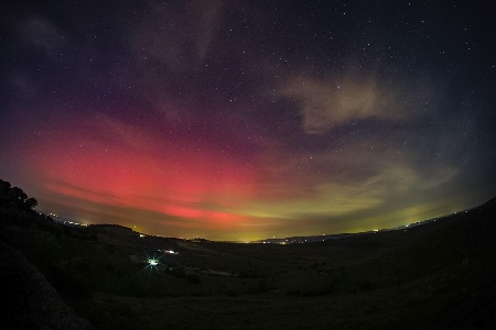 https://www.ragusanews.com/immagini_articoli/11-05-2024/1715412188-aurora-boreale-sull-asse-ragusa-chiaramonte-per-la-prima-volta-1-300.jpg