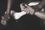 https://www.ragusanews.com/immagini_articoli/11-07-2024/si-introduce-dentro-casa-di-una-donna-per-violentarla-100.jpg