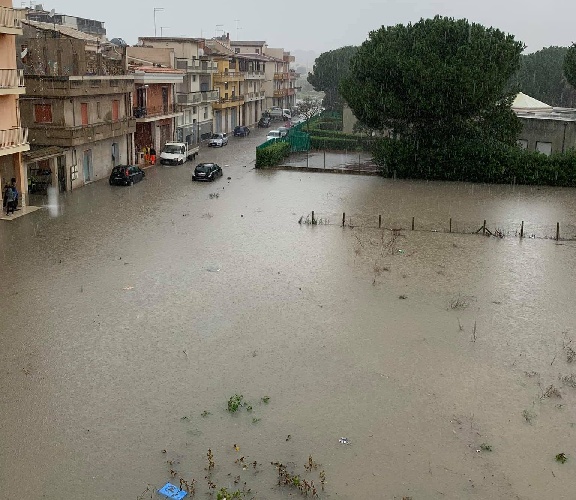 https://www.ragusanews.com/immagini_articoli/11-11-2021/ragusa-e-vittoria-ammollate-effetto-laguna-in-campagna-e-in-citta-video-500.jpg