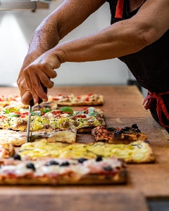 https://www.ragusanews.com/immagini_articoli/11-11-2023/1699722202-grandi-novita-shalari-nuovi-orari-e-happy-slices-2-300.jpg