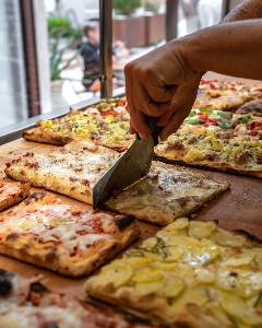 https://www.ragusanews.com/immagini_articoli/11-11-2023/1699722227-grandi-novita-shalari-nuovi-orari-e-happy-slices-3-300.jpg