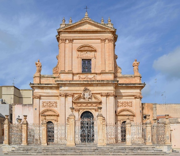 https://www.ragusanews.com/immagini_articoli/11-11-2024/basilica-santa-maria-maggiore-a-ispica-iniziato-restauro-500.jpg
