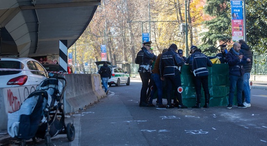 https://www.ragusanews.com/immagini_articoli/11-12-2024/tir-travolge-e-uccide-una-mamma-illesi-i-figli-gemelli-di-un-anno-e-la-nonna-fermato-il-camionista-300.jpg