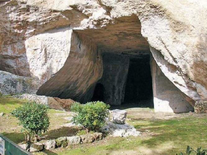 https://www.ragusanews.com/immagini_articoli/12-02-2021/siracusa-riapre-la-grotta-dei-cordari-500.jpg